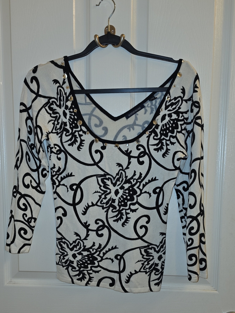 Boston Proper Black and White Floral Scoop-Neck Long Sleeve Top with Gold Studs